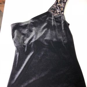 Cache one shoulder top